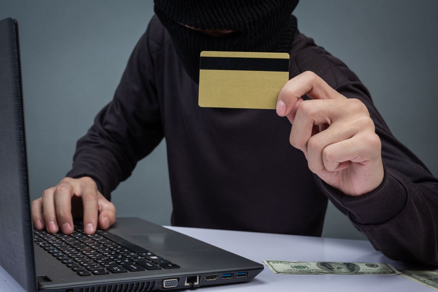 CINCO ESTAFAS DIGITALES QUE DEBES CONOCER ESTE VERANO PARA PROTEGER TU DINERO